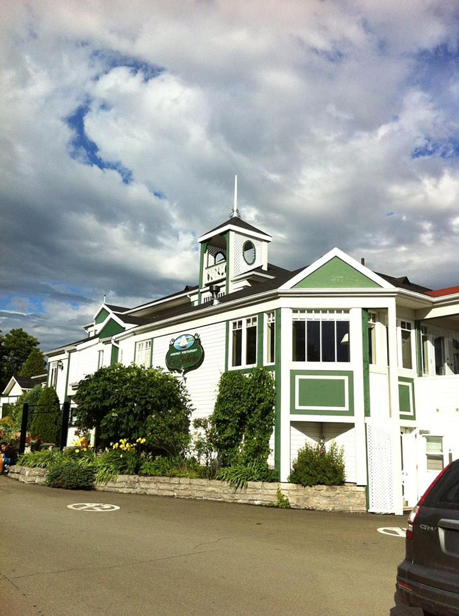 Goeliche Hotel Et Appartement Saint-Laurent-de-l'ile d'Orleans Ngoại thất bức ảnh